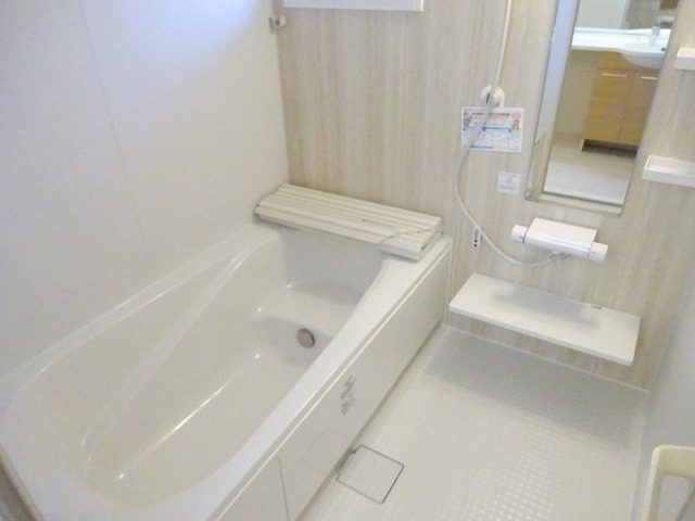 バス・シャワールーム　浴室換気乾燥機付、追い焚き給湯式浴室