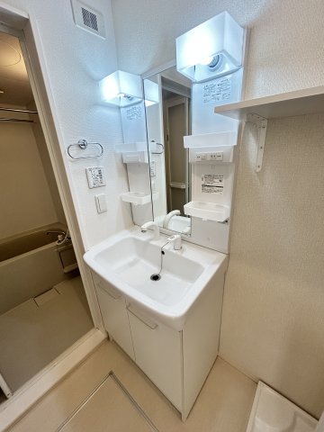 洗面設備　明るい洗面所です