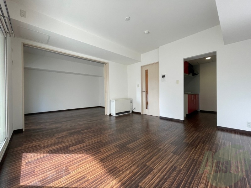 居室・リビング　リビングです。窓が大きくて明るいですね！