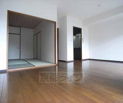 居室・リビング　明るく広々したリビング