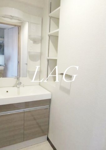 居室・リビング　独立洗面台になります。