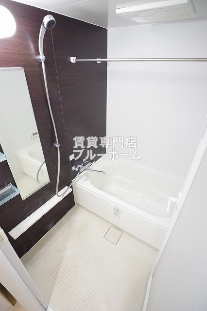 バス・シャワールーム　明るいバスルームです！