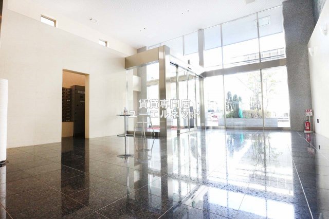 エントランス　毎日通る場所だからこそ、洗練された空間に