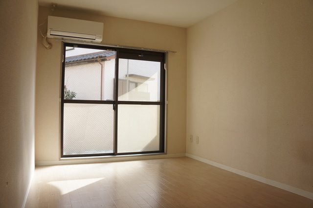 居室・リビング　南東に面した洋室は採光・通風に優れた心地よい空間です！