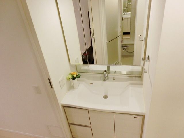 洗面設備　★鏡も大きな独立洗面台付です★