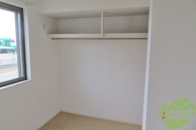 収納　収納はこちらです。コートもしっかり掛けられます。