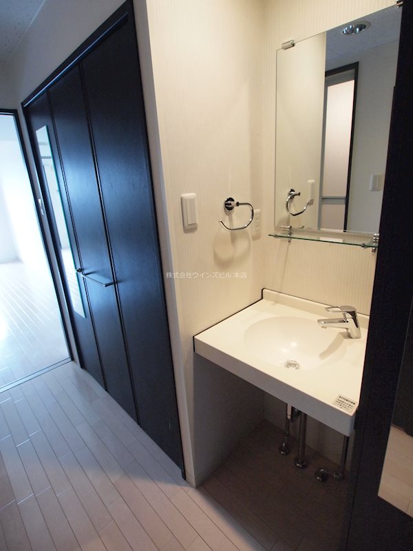 洗面設備　洗面化粧台。