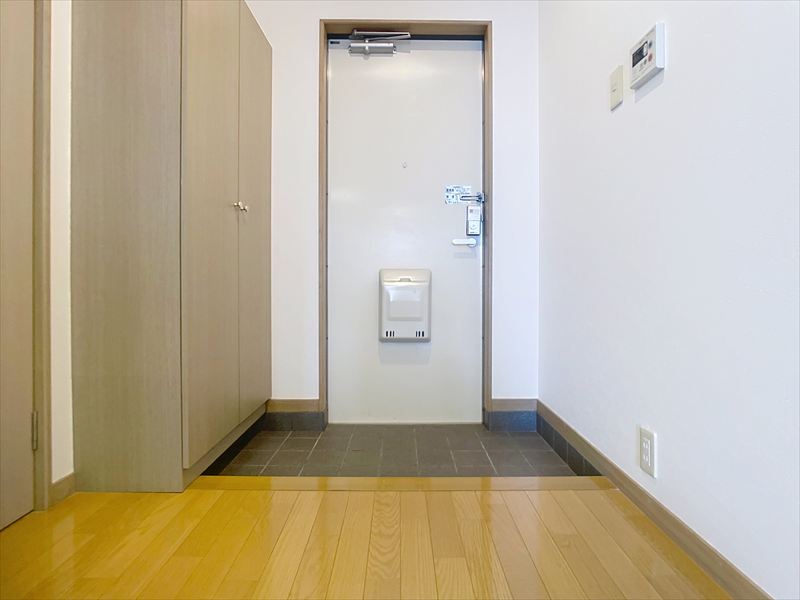 玄関　※写真は同物件の別部屋です