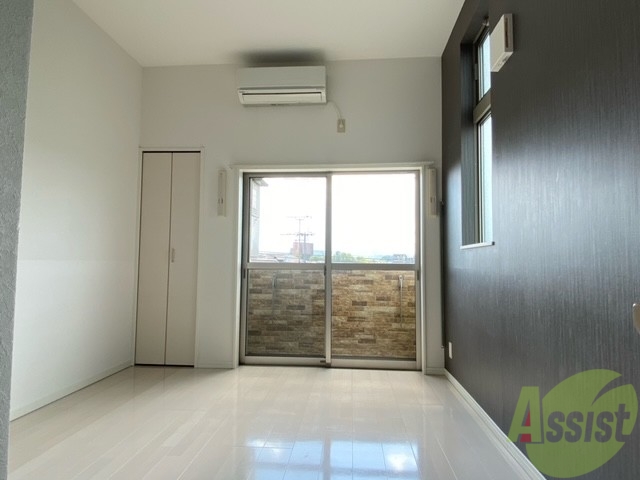 居室・リビング　こちらがリビングです。窓から陽が差し込んで明るいお部屋ですね