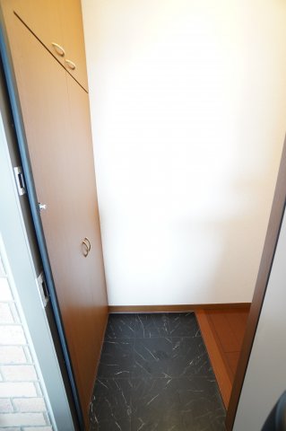 玄関　※同物件・反転タイプの写真です。