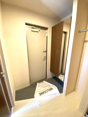 玄関　※同タイプの部屋写真です
