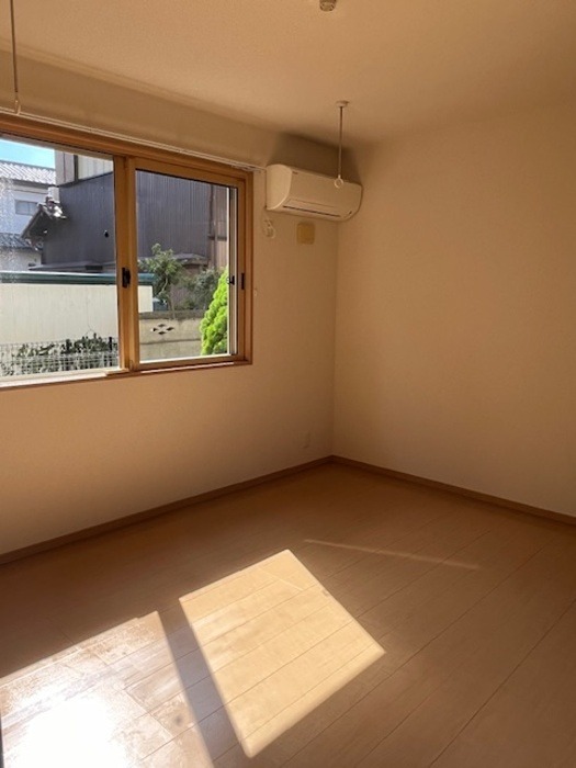 その他部屋・スペース　フローリングのお部屋です。各居室にクローゼットがございます。