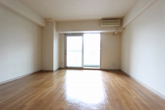 居室・リビング　同物件別号室のものです。