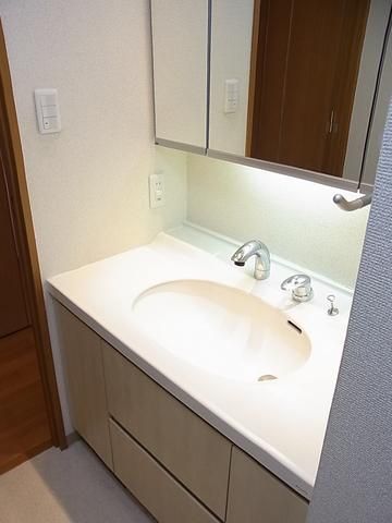 洗面設備　ゆったりした独立洗面台