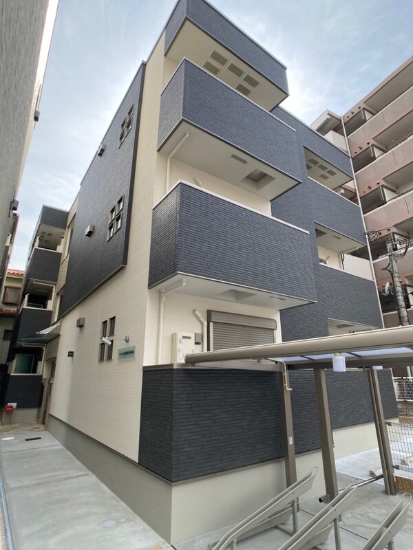 建物外観　宅配ボックス・オートロック付きでセキュリティ安心♪