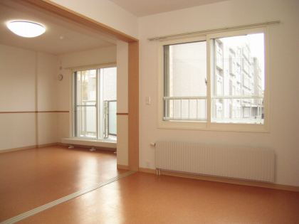 居室・リビング　大きな窓があり明るいお部屋です♪