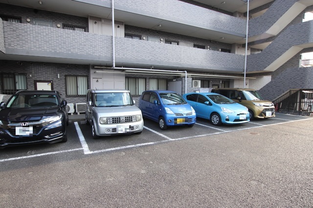 駐車場　敷地内駐車場（別途契約・要空き確認）