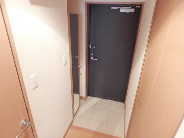 玄関　同物件別部屋写真