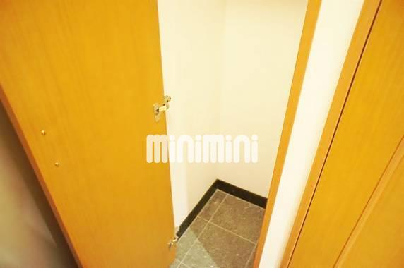 収納　玄関にある収納スペースです。傘など収納できます。