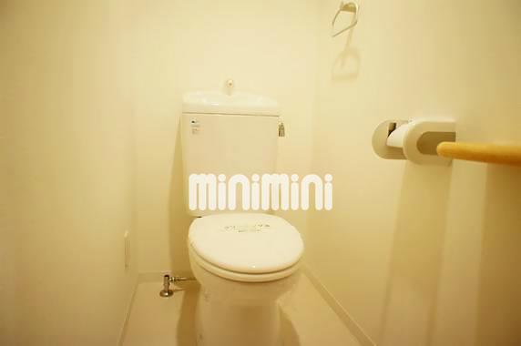 トイレ　上部には収納棚があります。