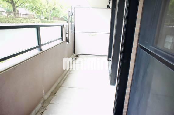 バルコニー　広々としたベランダです。目の前には公園があります。