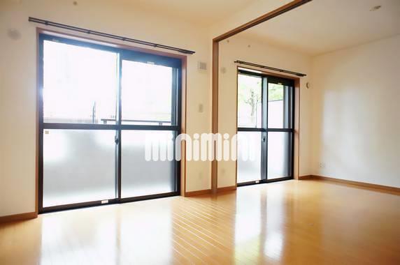 居室・リビング　仕切りがあるので、洋室としてもリビングとしても使えます。