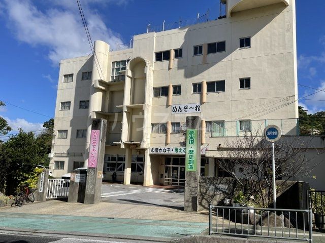 小学校　小禄小学校（小学校）まで715m
