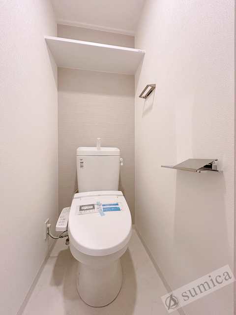 トイレ　人気アイテムの温水洗浄便座。清潔感のあるトイレです。