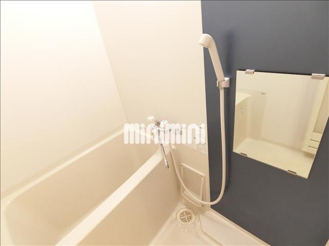 バス・シャワールーム　給湯式のお風呂。おしゃれなアクセントパネルです。