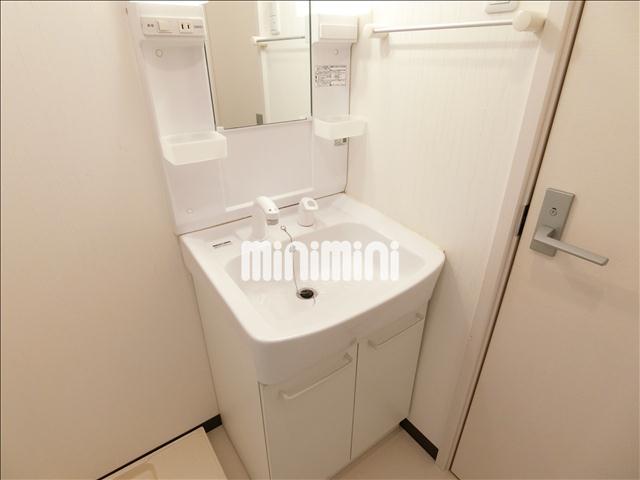 洗面設備　朝の支度もスムーズな独立洗面台。