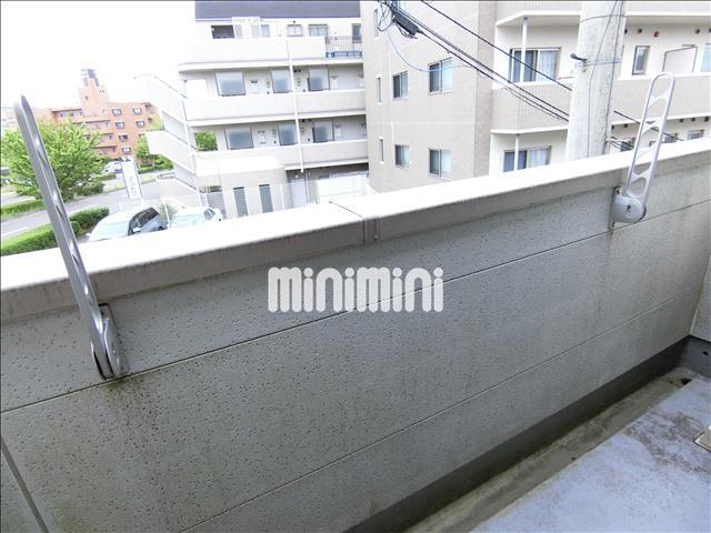 バルコニー　２階のお部屋で洗濯物がたくさん干せます。