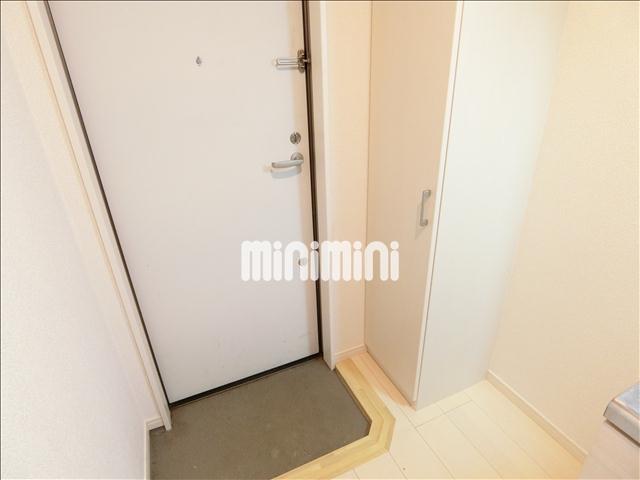 玄関　背の高い下駄箱付きで靴も収納できます。