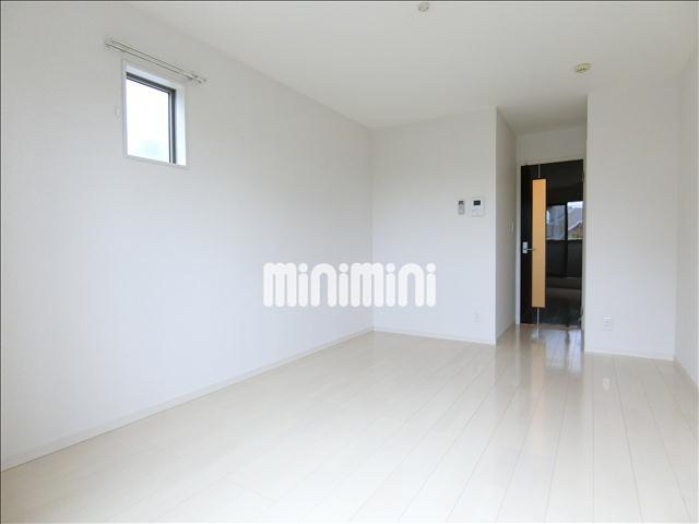 居室・リビング　２階角部屋で窓が２面にあります。