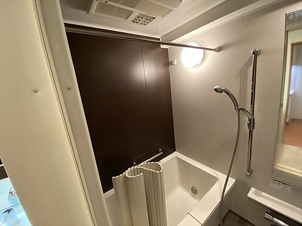 バス・シャワールーム　※反転タイプの写真を使用しています。