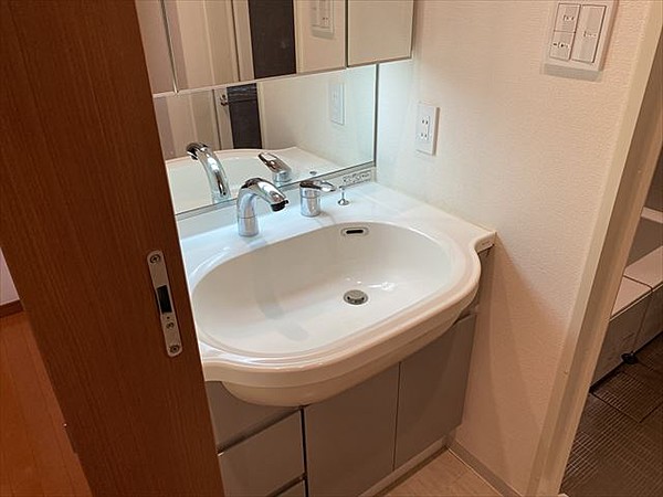 洗面設備　※反転タイプの写真を使用しています。