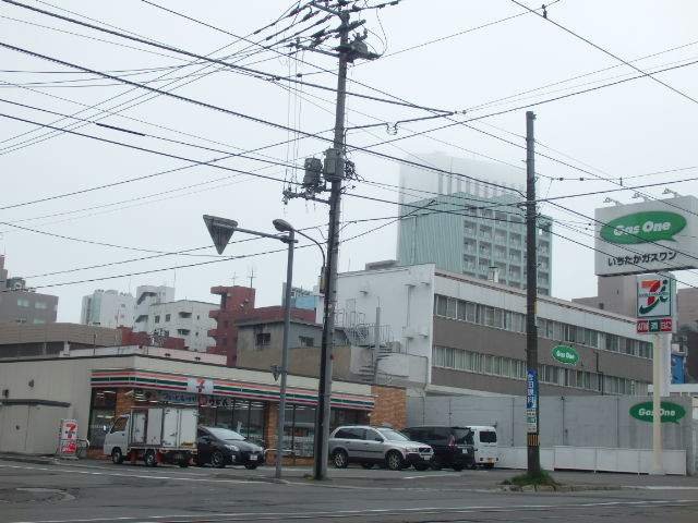 コンビニ　セブンイレブン（コンビニ）まで135m