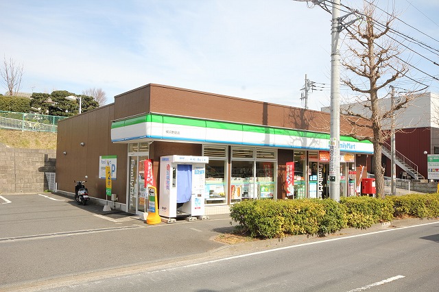 コンビニ　ファミリーマート（コンビニ）まで440m