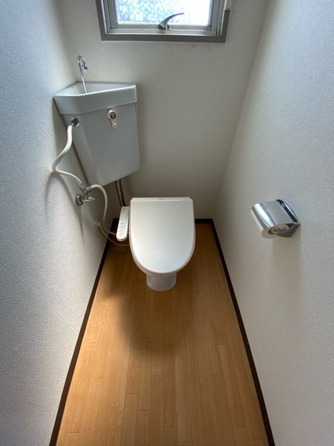 トイレ　温水洗浄便座付きのトイレです♪