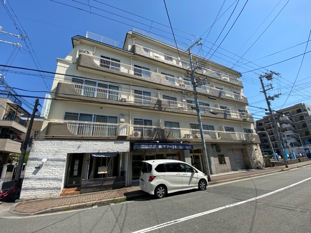 建物外観　エレベーター付きで重たい荷物も楽々♪