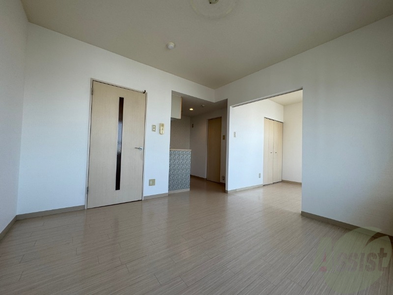 居室・リビング　リビングです。白を基調としていてお部屋全体が明るいですね！