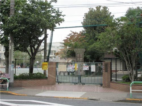 小学校　北区立稲田小学校（小学校）まで496m