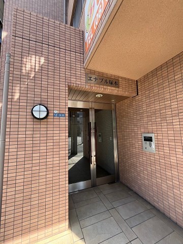 エントランス　落ち着いたエントランスです