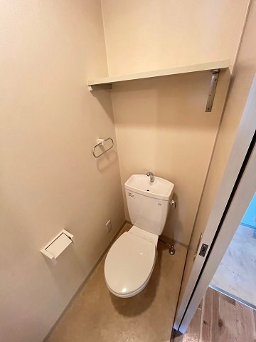 トイレ　落ち着いた色調のトイレです