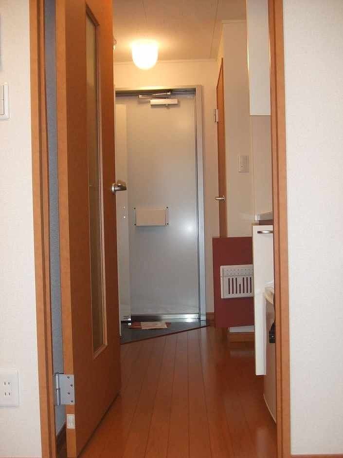 玄関　号室によって間取りや仕様は異なります。