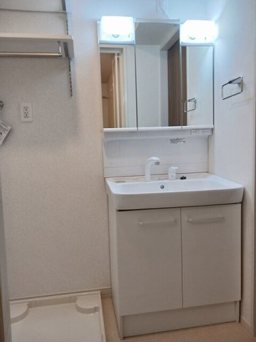 洗面設備　明るい洗面所です