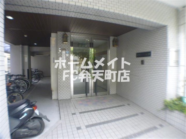 エントランス　落ち着いたエントランスです
