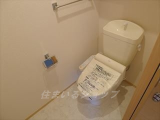 トイレ　シャワートイレ・収納棚あり