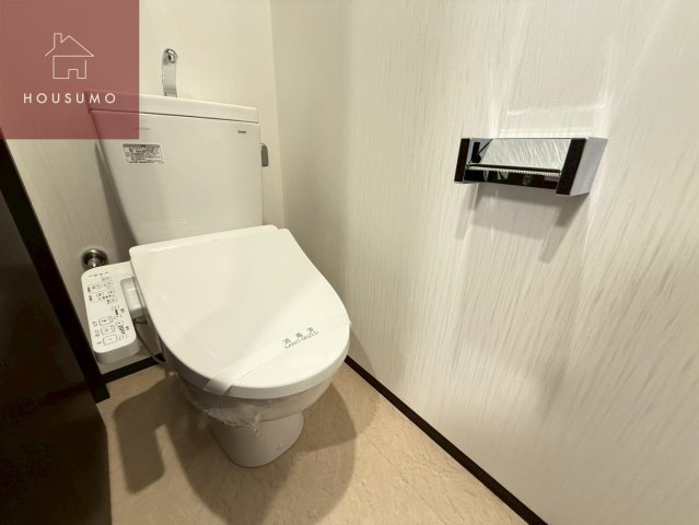 トイレ　落ち着いた色調のトイレです