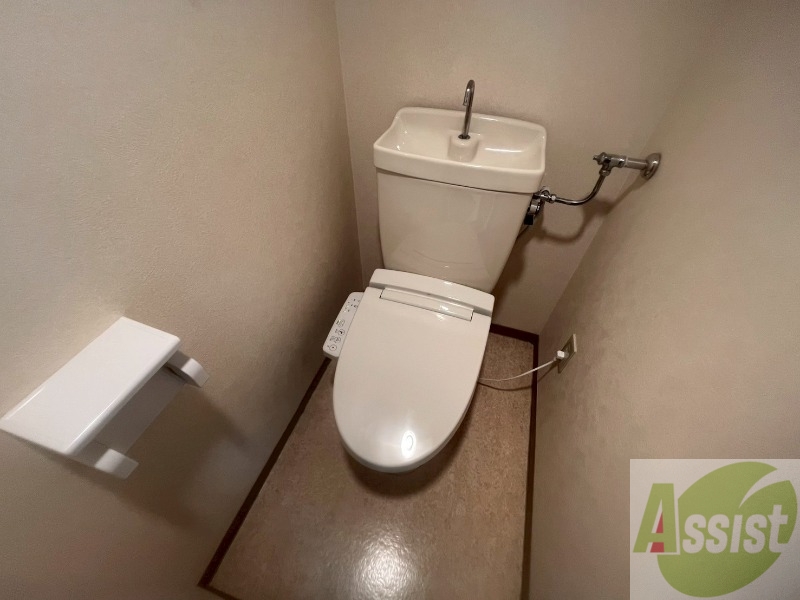トイレ　ウォシュレット機能がついたトイレです。安心して使用できます。