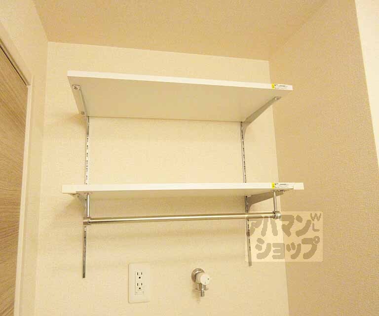 収納　洗濯機の上にも棚あります